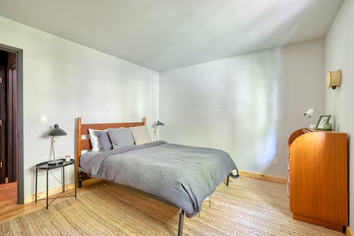 Fremu mpya ya kitanda kutoka West Elm (picha ya Instagram) 
Matandiko yaliyosasishwa na sanaa ya ukutani 
Ukurasa wa Intragram: mthood_cabin 