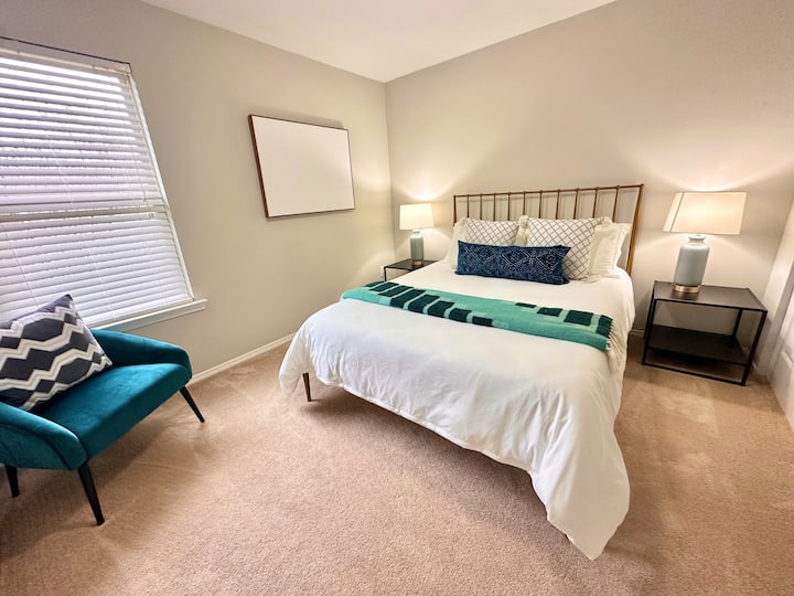 Брачен кревет (широк 150-179 см) на 2-ро ниво, голема соба и плакар 