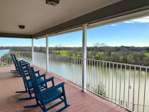 3 Story River Estate- 7 min from Magnolia!