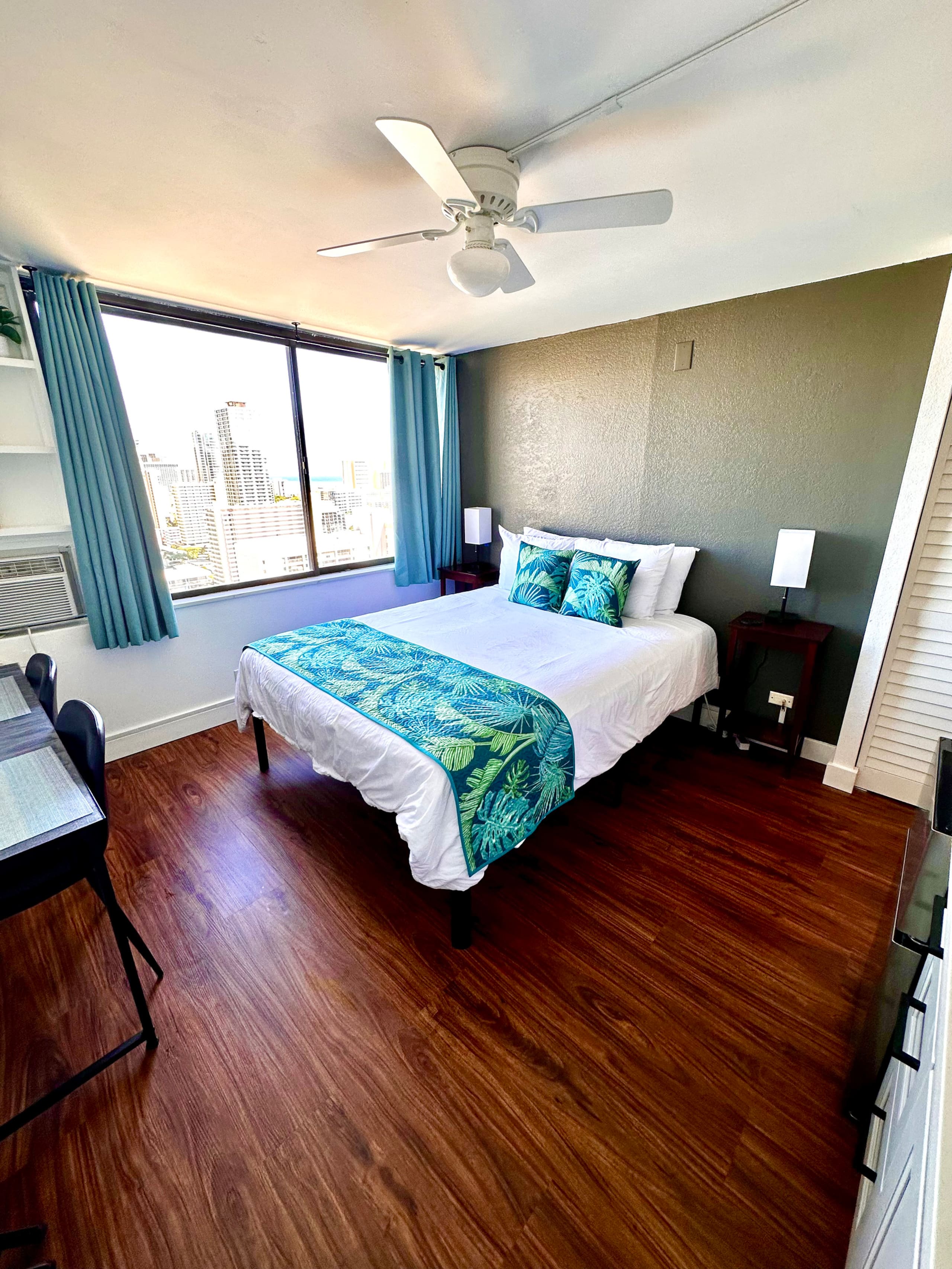 Condo in Honolulu · ★4.82 · Studio · 1 bed · 1 bath - Image 10