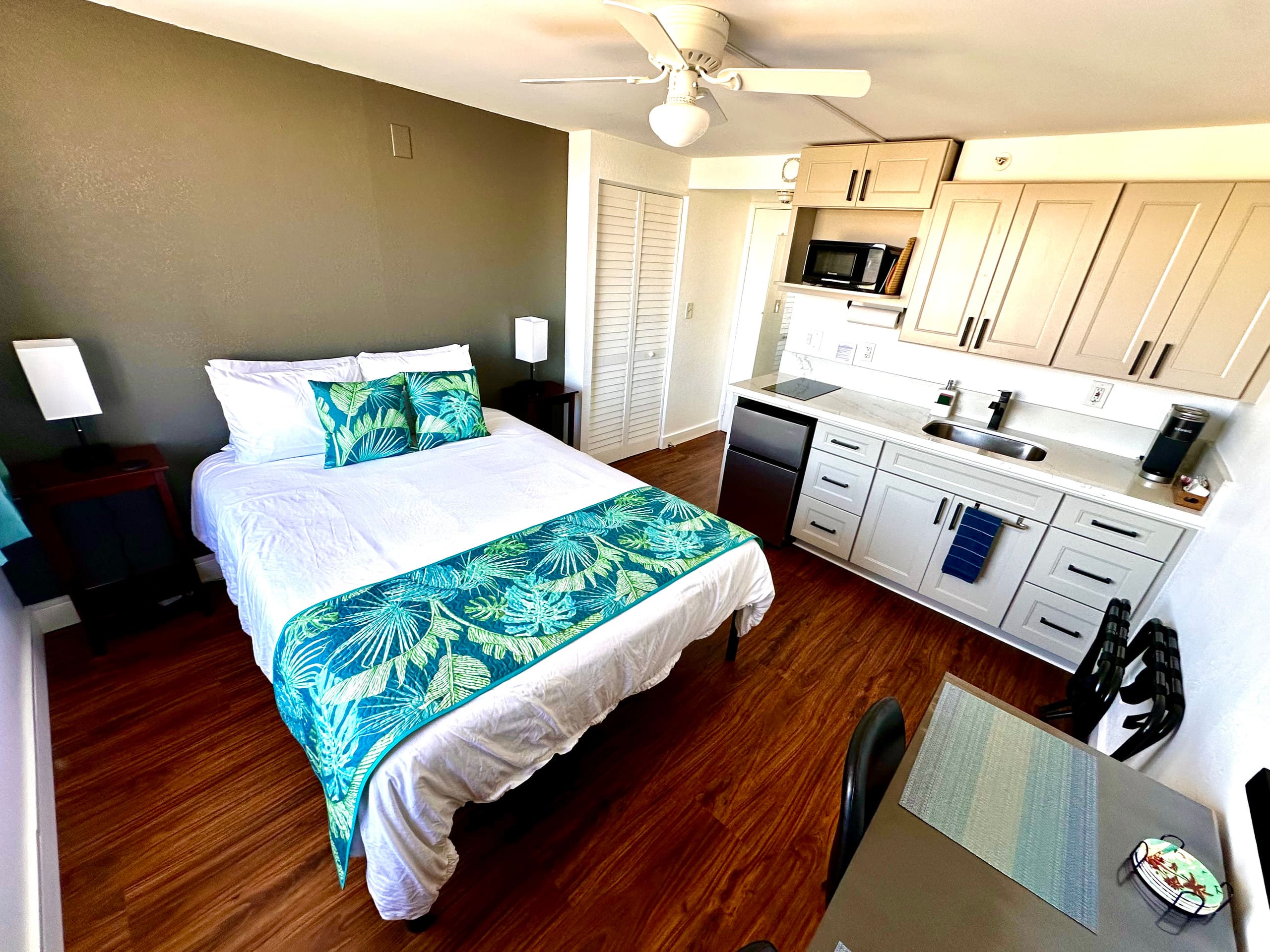 Condo in Honolulu · ★4.82 · Studio · 1 bed · 1 bath - Image 1