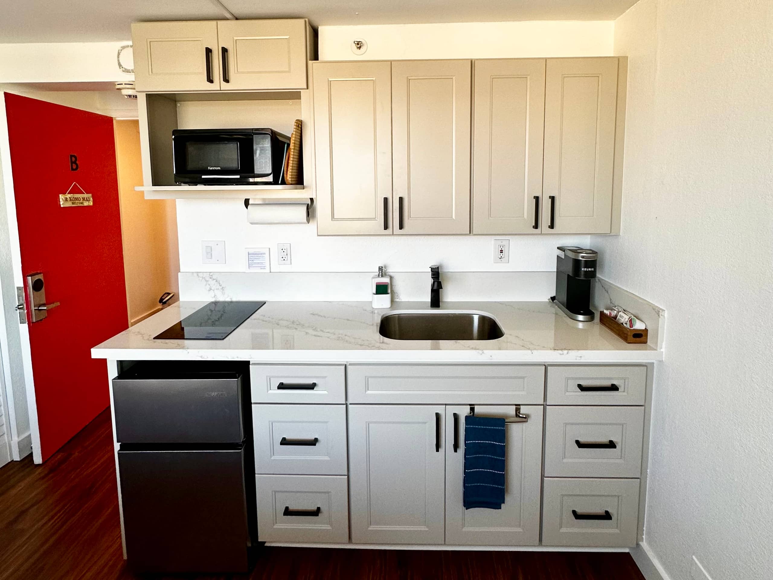Condo in Honolulu · ★4.82 · Studio · 1 bed · 1 bath - Image 4