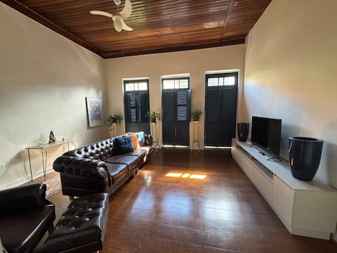 Top performing Airbnb: Large house in front of Igreja Velha, 50 meters from the Passarela in Aparecida