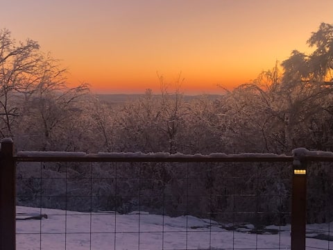 Wine trail, views, hot tub, pool…