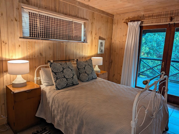 Camera da letto principale con bagno interno che conduce alla terrazza al piano superiore