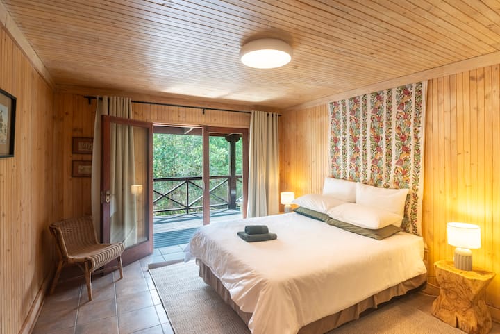 Segundo dormitorio en el nivel superior. Cama de dos plazas con sábanas de algodón.