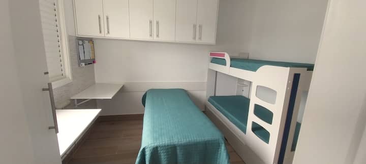 Izba je pripravená pre 3 jednotlivcov.  Jednolôžko je bicama. Poschodová posteľ je treliche. Môžete pripraviť až 5 miest na spanie.