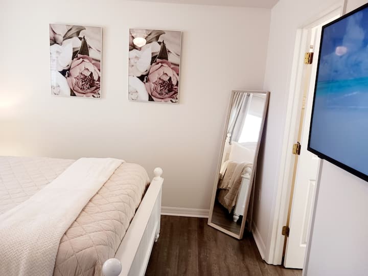 Dormitorio principal con espejo de longitud humana y TV