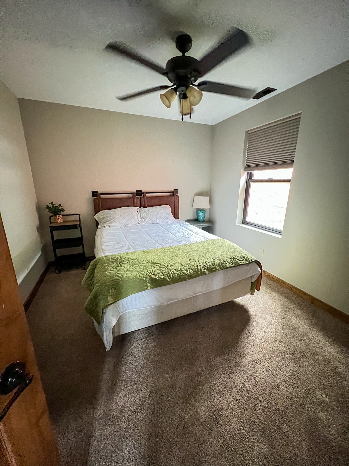 第二间卧室有1张标准双人床，门外有一个全功能卫生间。 