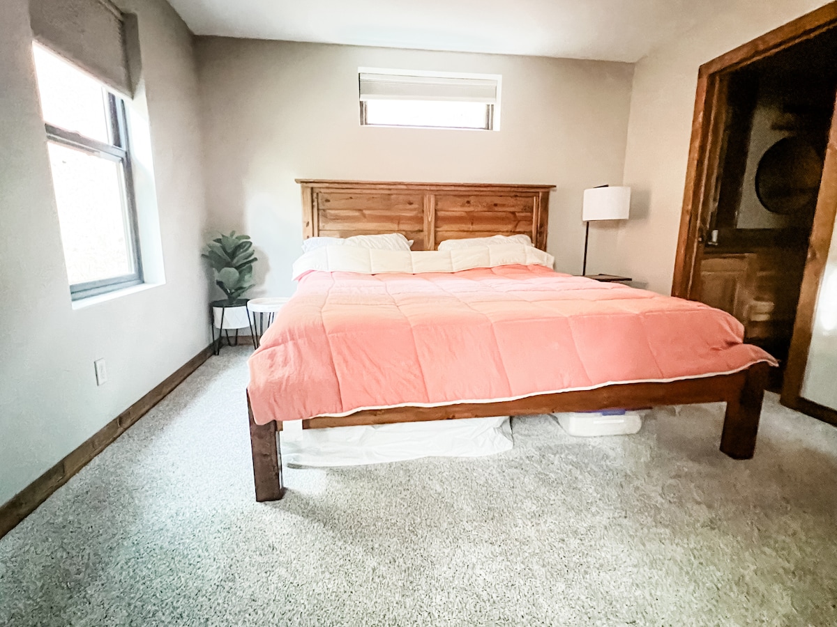 主卧配备一张加大双人记忆泡沫床、套内卫生间、双水槽和石砖淋浴间。 床下还有一张单人床和床上用品。 