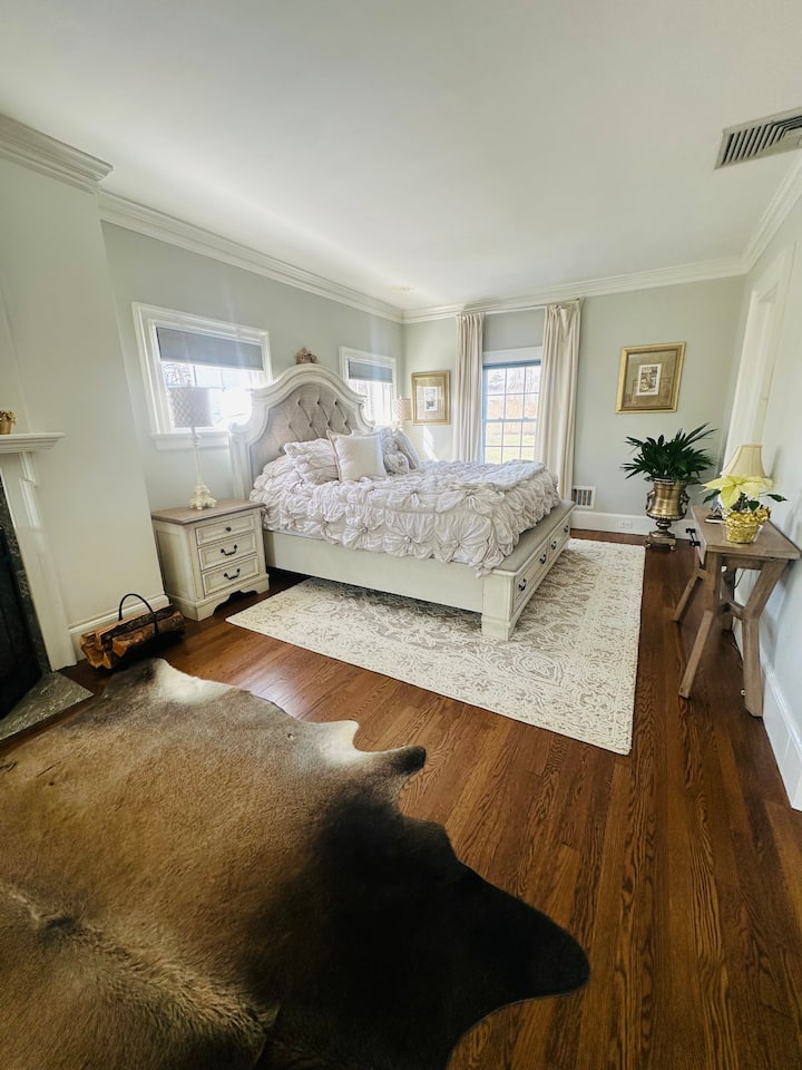 The Vine Suite-Master/Bridal
Suite (King
Bed) Sleep Like A King/Queen In This Spacious, Cozy Bedroom. A Walk In Closet, Sitting Area, Fireplace And His And Her Bathrooms To Make For The Perfect Stay. Overlooks The Pool And Patio.