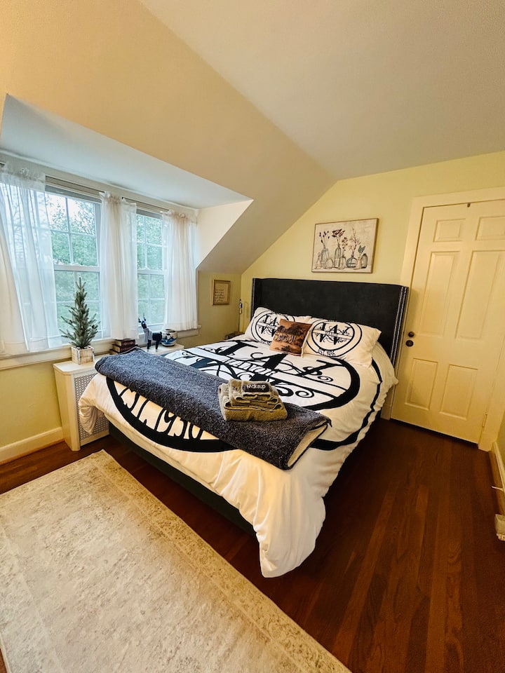 The Ridgewood Suite (Queen Bed;
A Small And Cozy Room) With A Desk And A Private Bathroom Just
Next Door.