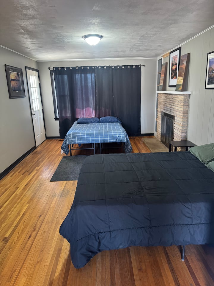 2 спални в цял размер с достъп до задния двор. 