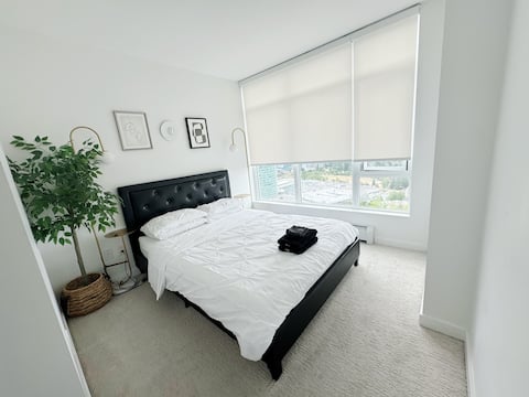 Morden 2Bedroom near SkyTrain with view/indoor gym