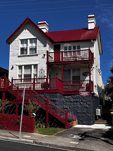 Mersey River Cottage – Ocean Views in town centre