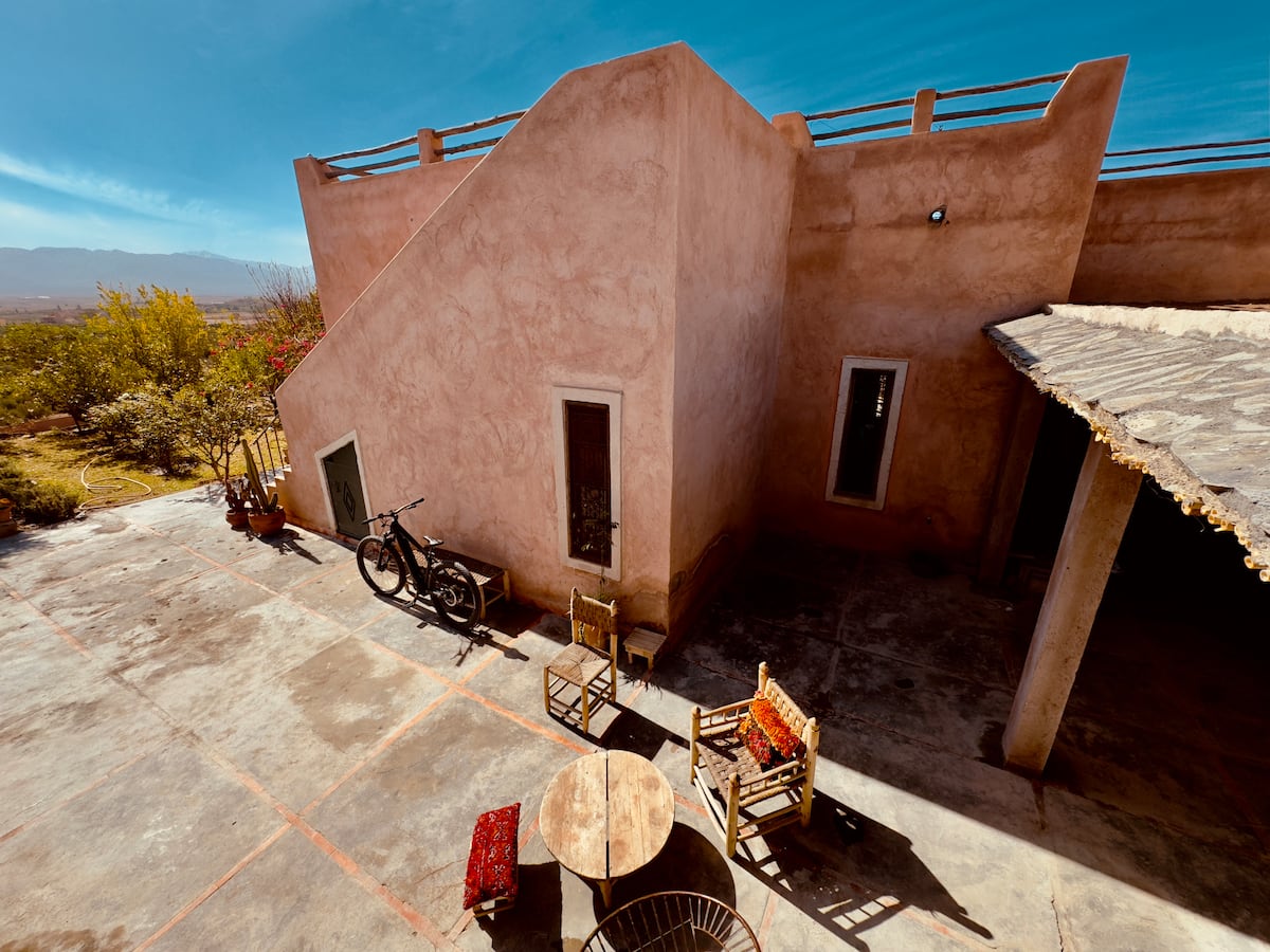 Chambre Évasion Agafay avec vue panoramique sur le Haut Atlas, près de Marrakech