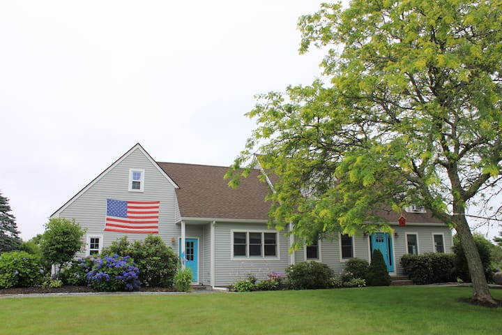 Beach House 1.5 miles to second beach w/pool!