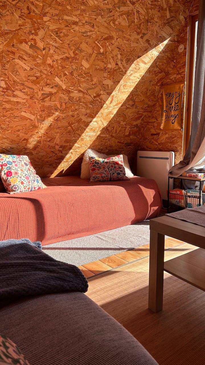 Intérieur chaleureux aux tons bois — cosy et authentique