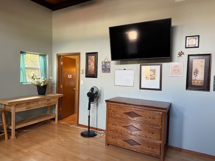 Habitación principal privada con baño