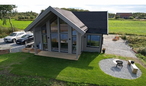 Cottage by the lake