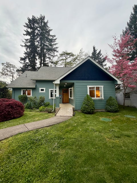 *GREAT Pricing!* Lakefront & Close to U of OR