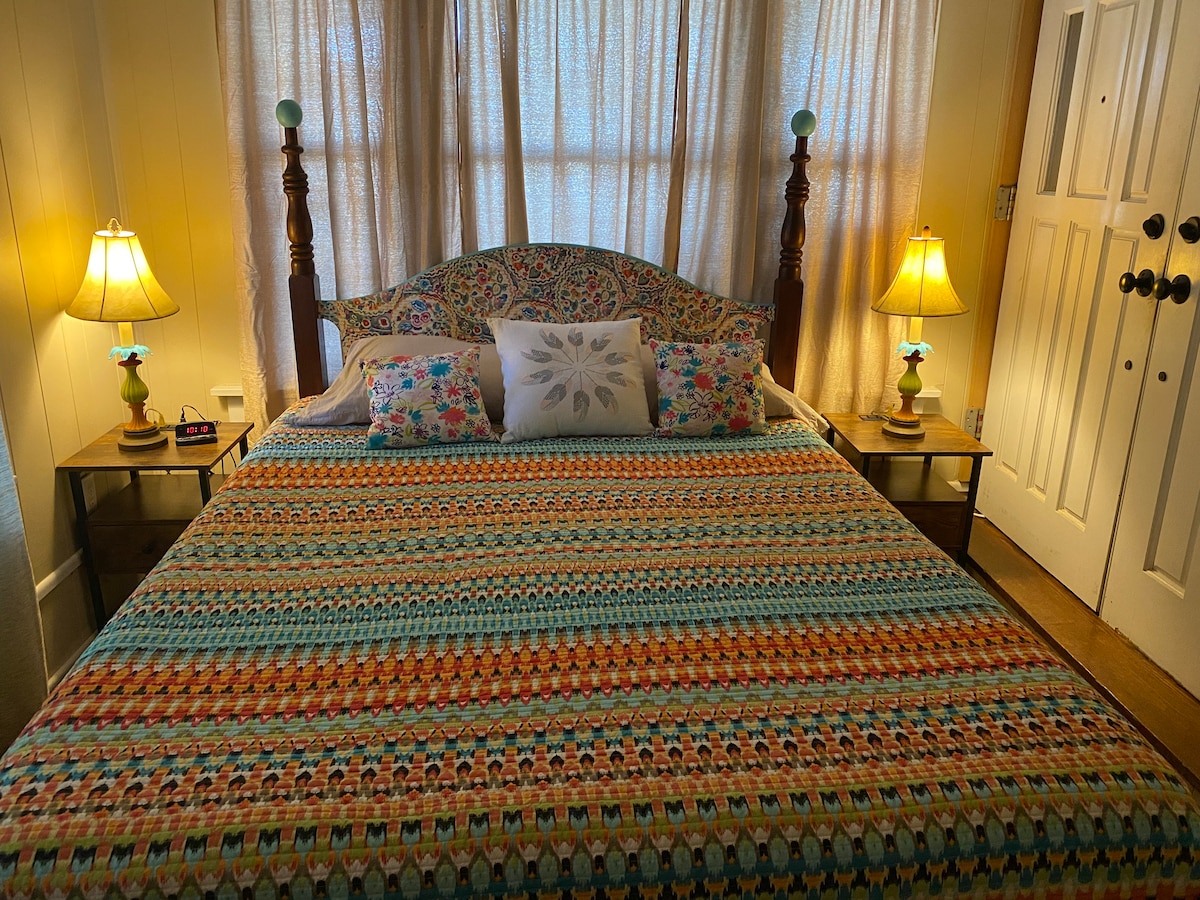 Duerme en la cama de plumas con aire acondicionado y ventilador de techo para dormir cómodamente 