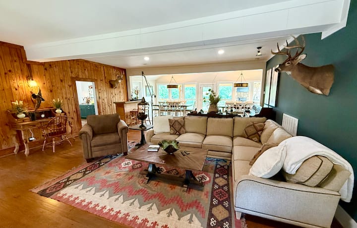 Una gran sala de reuniones con toneladas de asientos