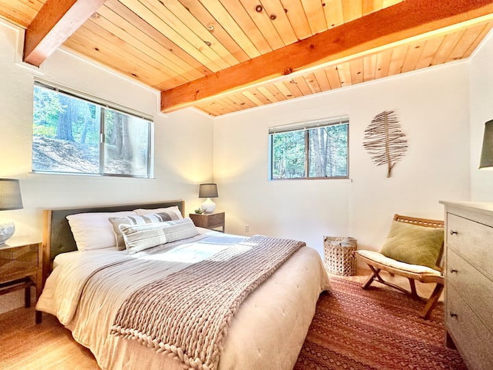 ห้องนอน 1 “Earth”: เตียงควีนไซส์ที่มีโทนสีเป็นกลางช่วยให้รู้สึกผ่อนคลาย เพลิดเพลินกับม่านบังแสงไร้สาย ท็อปเปอร์ที่นอน Tempur-Pedic หนา และหมอนเสริม เพื่อการนอนหลับที่ผ่อนคลายและสบายตลอดคืน