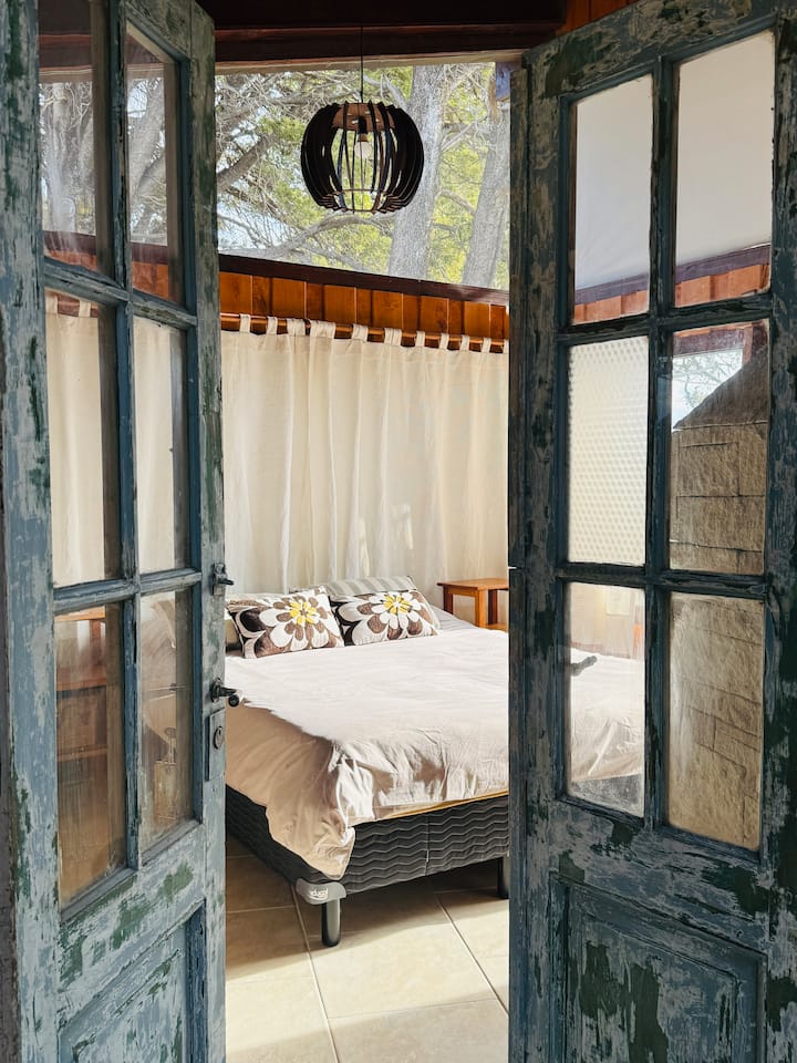 Deze kamer kan worden ingericht met een queensize bed of twee eenpersoonsbedden. 