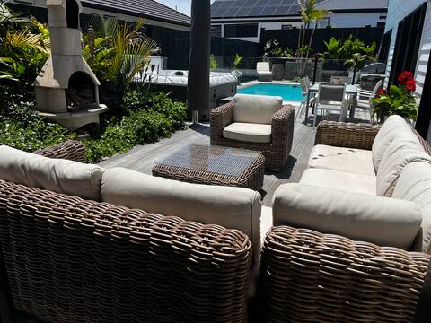 Spacious Oasis with Pool and Spa Pool