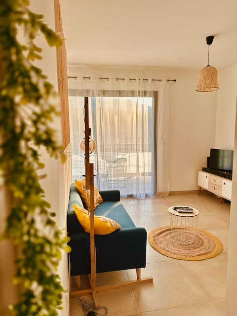 Studio with separate bedroom. Quiet and close to the sea
