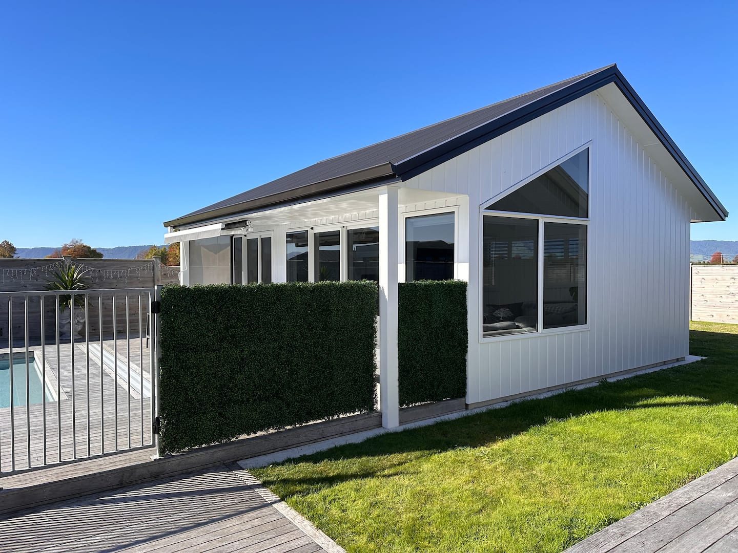 Luxury Poolside Studio Near Hobbiton 4