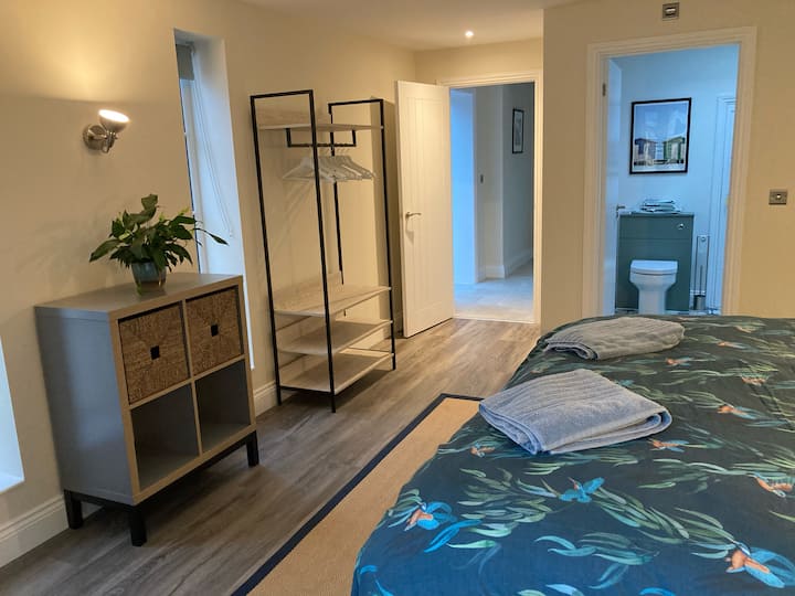 Суперголямо двойно легло може да бъде разделено на две единични легла при поискване 