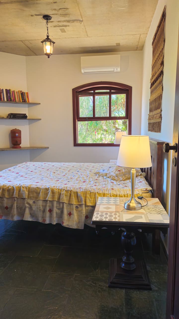 غرفة النوم الثانية - سرير بحجم كبير. وسادتين.
مكيف هواء INVERTER DAIKIN ECOSWING GOLD R-32
الصورة في أكتوبر 2025.