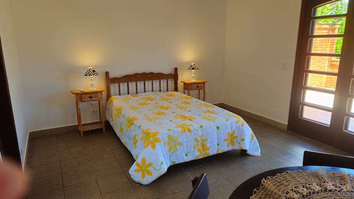 غرفة النوم 4 (جناح مع حمام 3 وشرفة / Casa Anexo). سرير مزدوج. وسادتين.
مكيف هواء INVERTER DAIKIN ECOSWING GOLD R-32
الصورة في أكتوبر 2025.