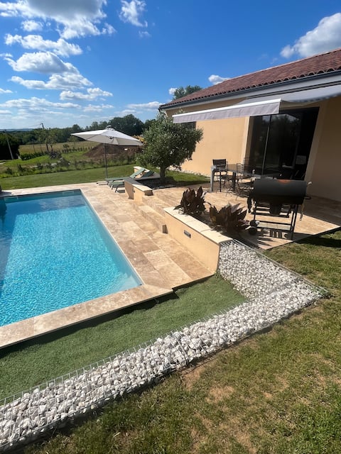 Air-conditioned house with pool