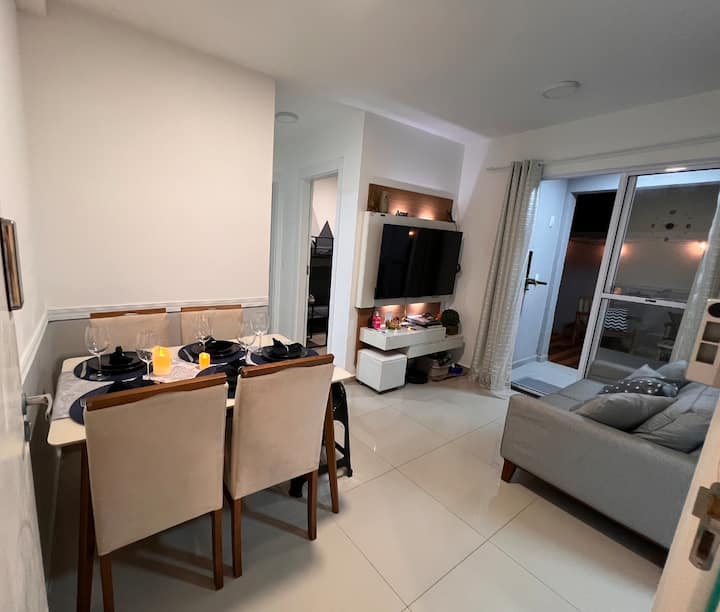 Soba s TV-om 55'' Smart TV
Dostupne su knjige i igre.
Cortina com Blackout.
Usisavanje robota.
Prekrivač, igračke i lonci za kućne ljubimce.
ZABRANJENO PUŠENJE U STANU ILI IZVAN NJEGA