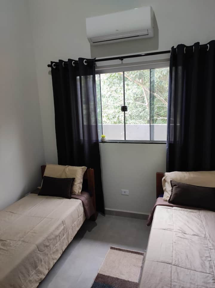 chumba kimoja cha kulala, kiyoyozi na kabati la nguo.