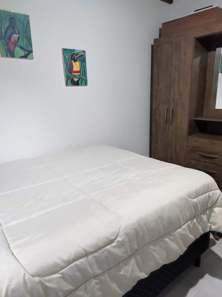 Chumba cha kulala chenye bafu lake (en-suite), kiyoyozi na kabati la nguo. Ina kitanda kimoja kwa ajili ya watoto wadogo.