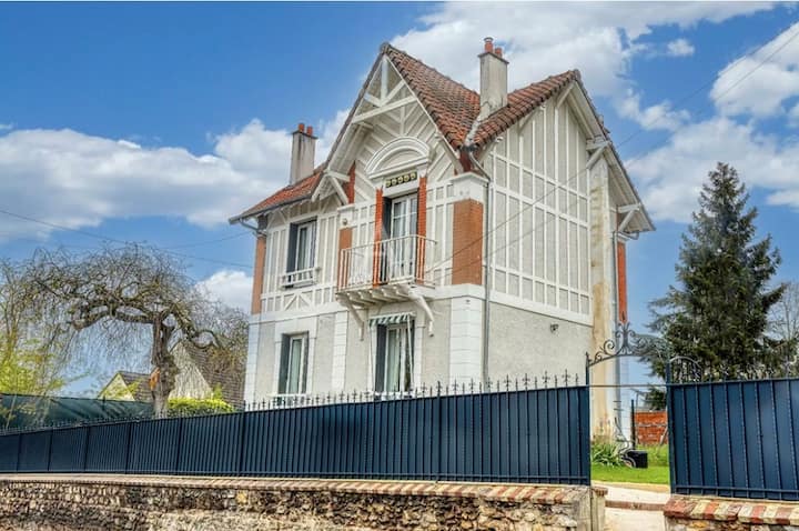 Maison De Maitre Avec Jardin - Les Mureaux