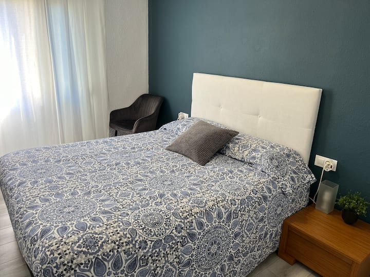 Letto 1,50 x 1,90 con canapé 
Confortevole e  spaziosa.
Camera molto luminosa.