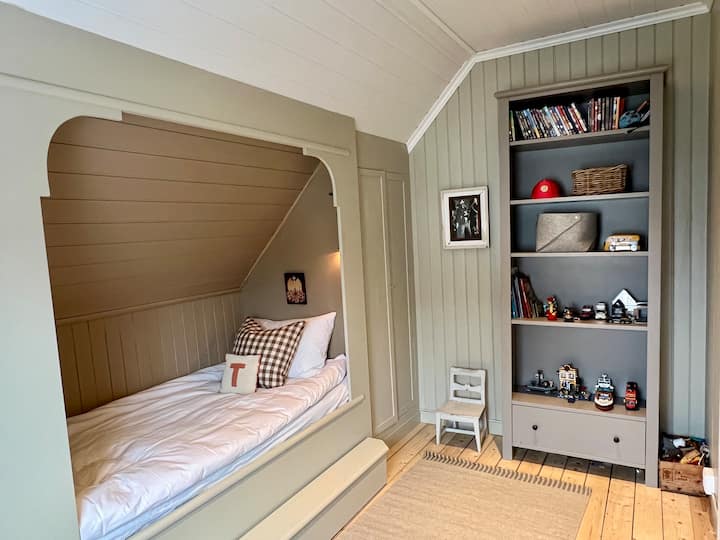 Също така под това легло има чекмедже с матрак, което може да бъде извадено за допълнително спално помещение. 
