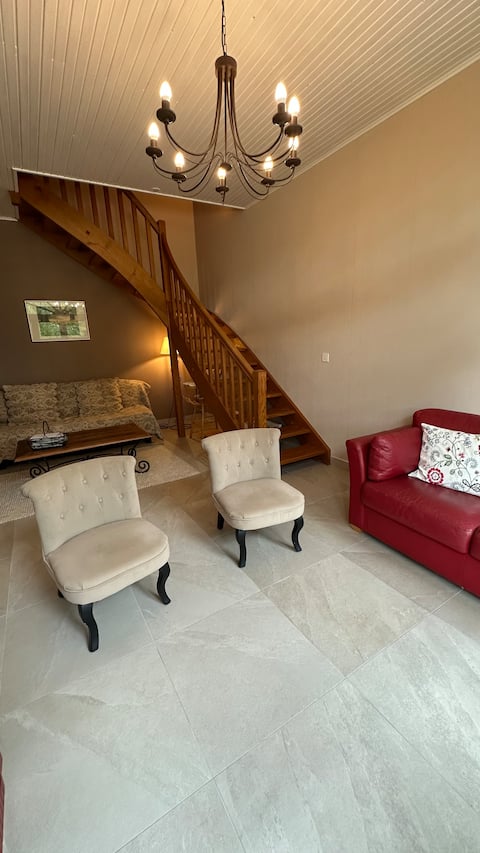 Annonce Airbnb populaire: Cottage in wooded park with pool à Jura