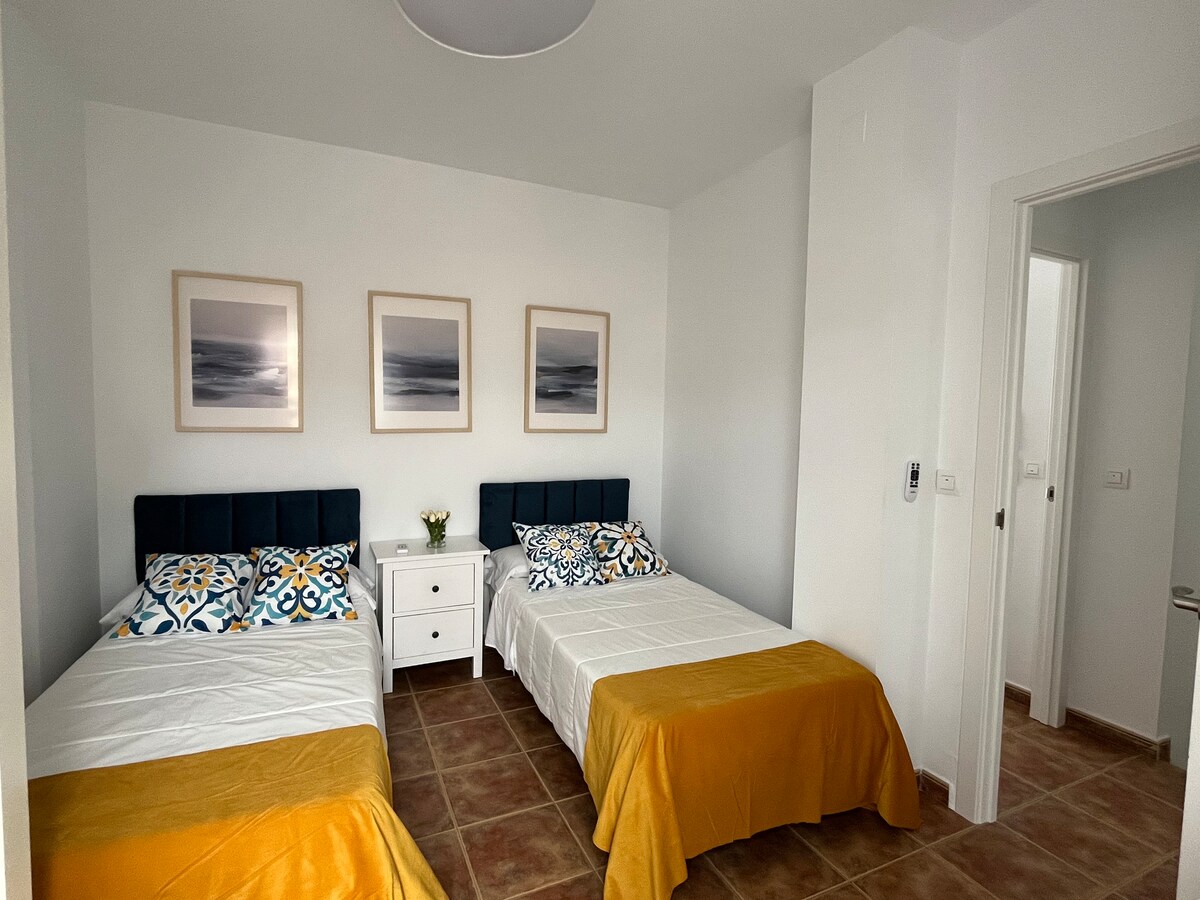 Dva kreveta za jednu osobu od 90 cm sa stolom i ladicama