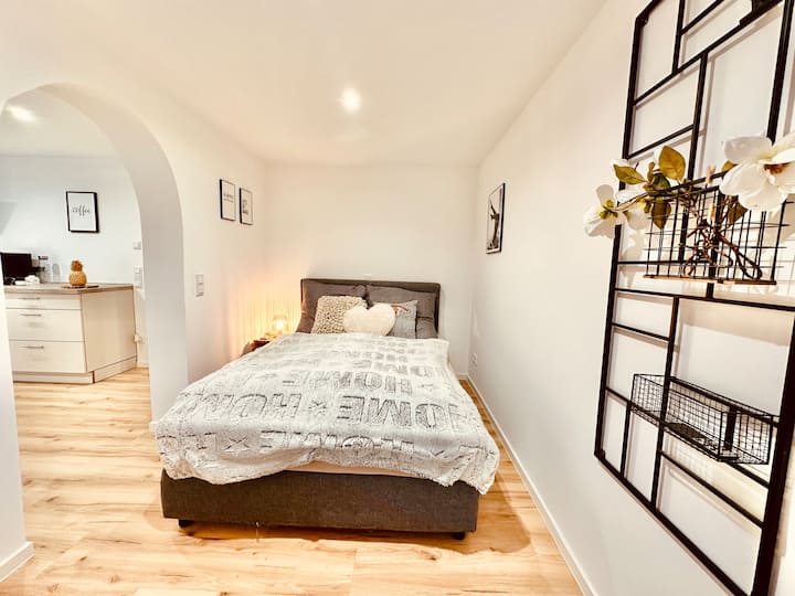 La cama está en las dimensiones de 1,40 x 2,00 m.