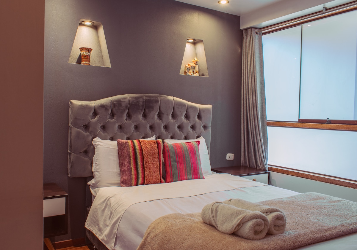 Მყუდრო ოთახი ანდების დეკორაციით
Დაისვენეთ ანდების დეტალებით გაფორმებულ ოთახში, რომელიც ადგილობრივ კულტურას ასახავს. Საწოლში არის ხელით ნაქსოვი საბნები და ფერადი ბალიშები, რომლებიც სითბოს მოაქვს.