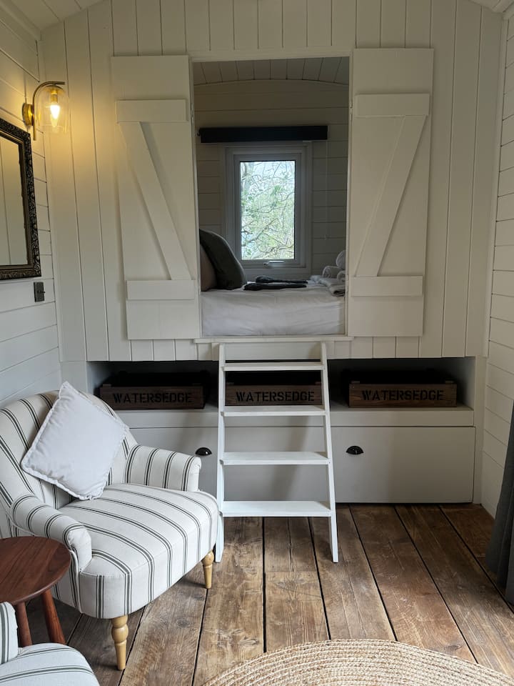 Lakeside Shepard's Hut ‘Sanderling’ - Evesham