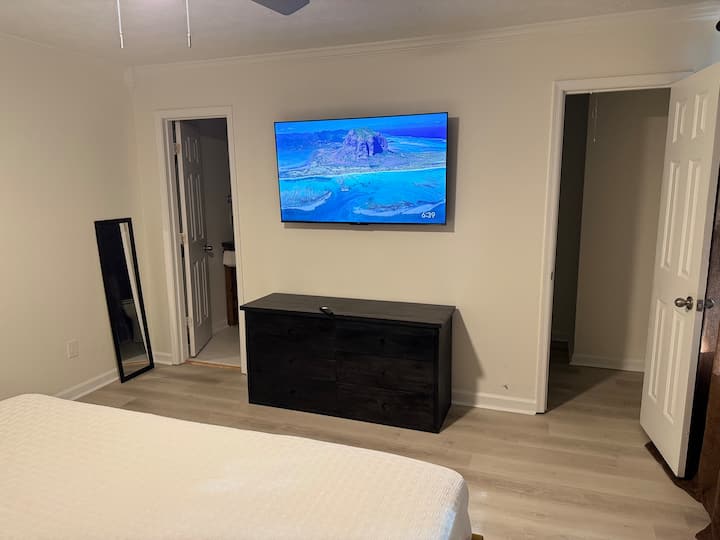 La TV TCL da 55 pollici è dotata di app. Puoi usufruire degli stessi canali e app che avresti a casa tua. 