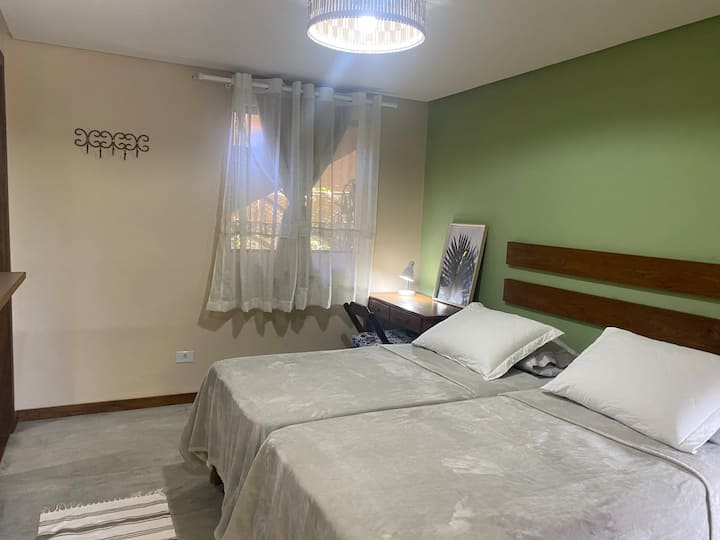 מסך יתושים בחלון חדר השינה! 