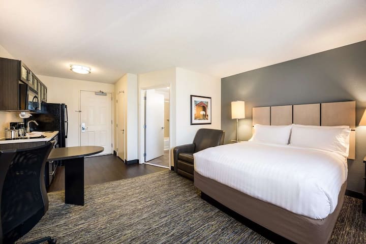 Smart Queen Studio | Kitchen, 1.7 Mi To Mall - Oakdale, PA